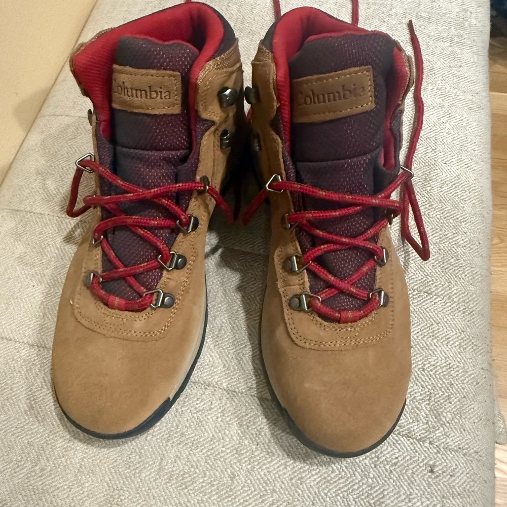 Columbia Never Worn Hiking Boots